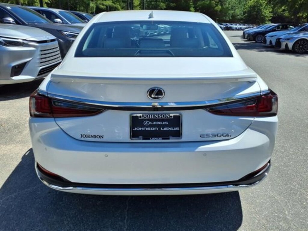 New 2025 Lexus ES HYBRID 300h 4-DOOR SEDAN