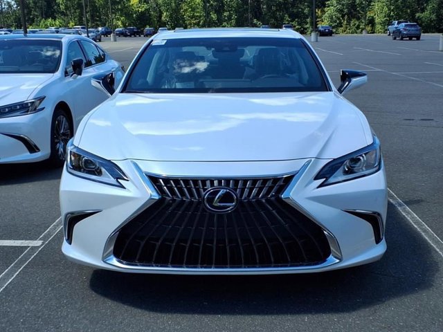 2025 Lexus ES 300h photo 2