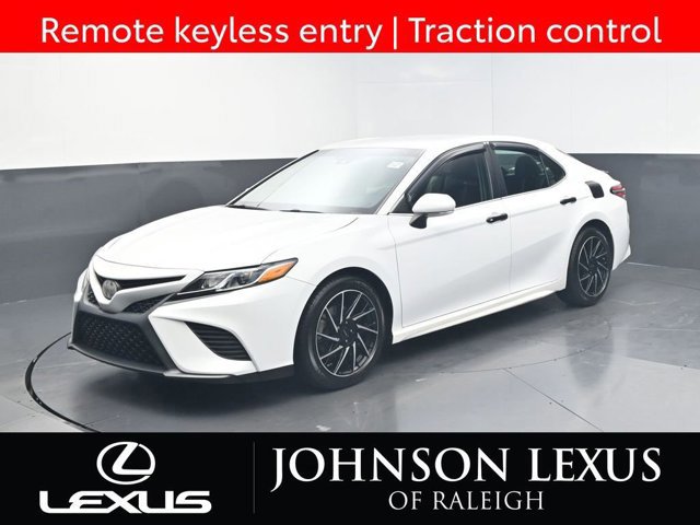 2018 Toyota Camry SE's photo