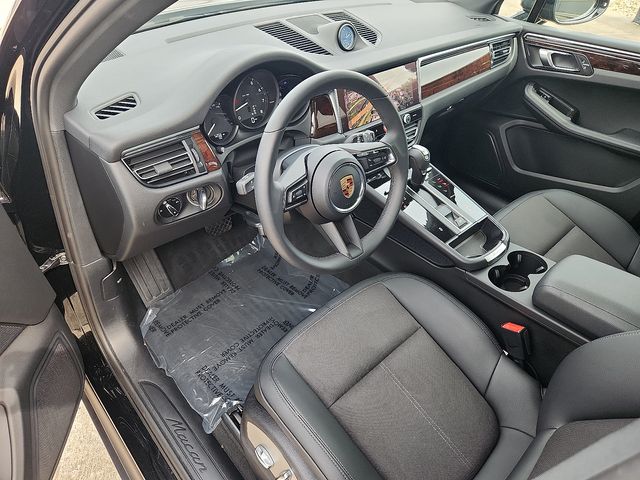 2025 Porsche Macan photo 3