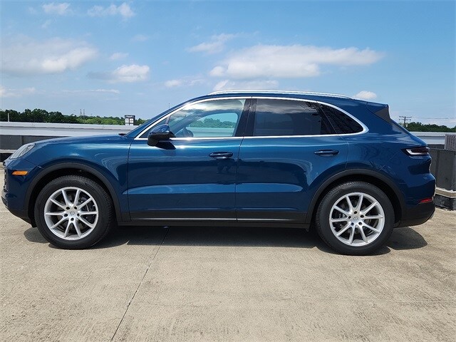 2024 Porsche Cayenne photo 2