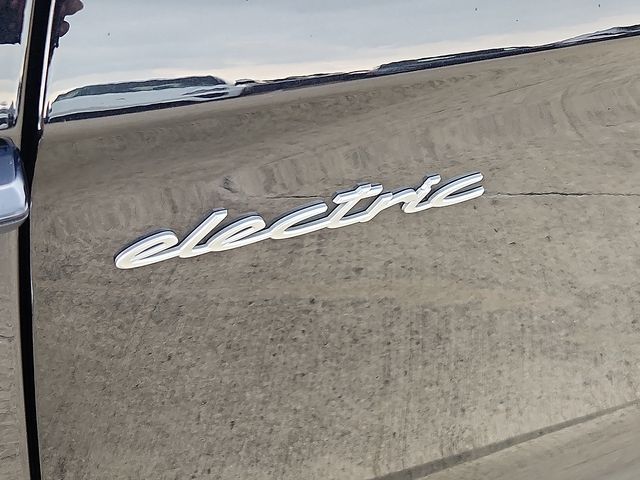 2025 Porsche Taycan Base - Photo 30