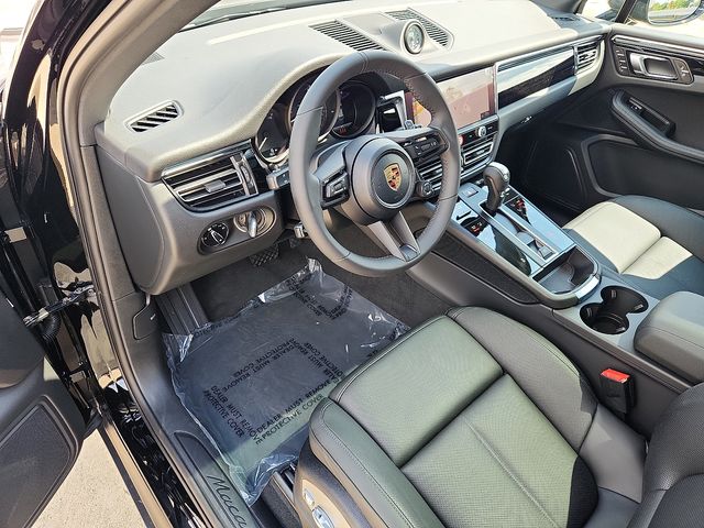 2026 Porsche Macan T photo 4