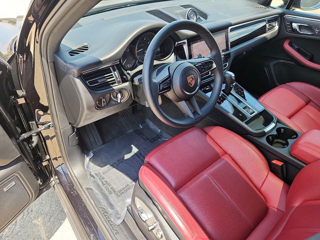 2025 Porsche Macan photo 4