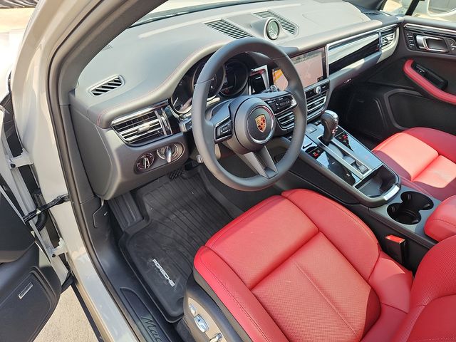 2026 Porsche Macan T photo 4