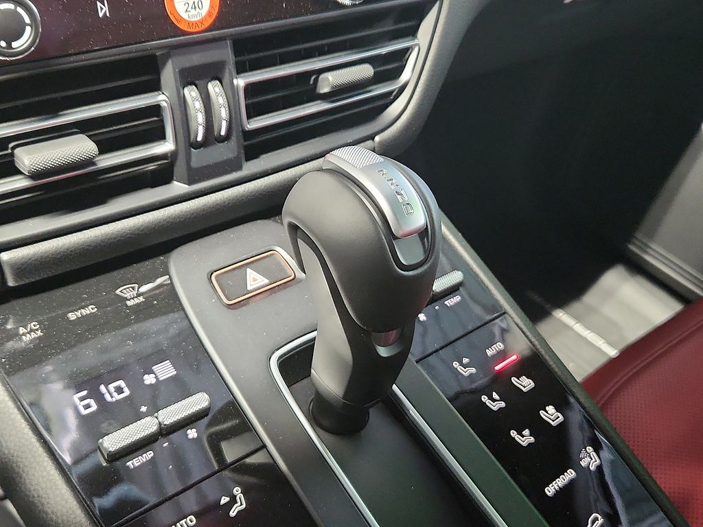 2026 Porsche Macan T - Photo 14