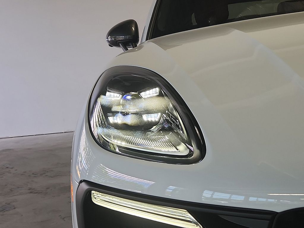 2026 Porsche Macan T - Photo 9