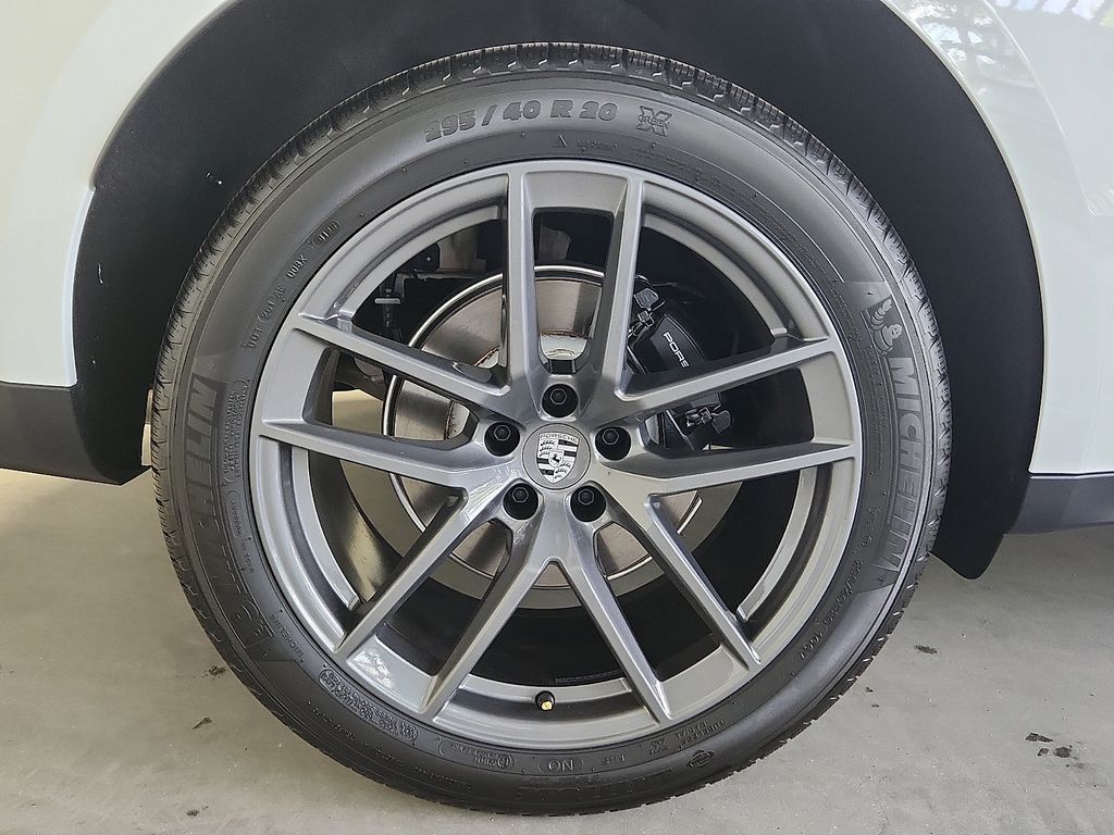 2026 Porsche Macan T - Photo 10