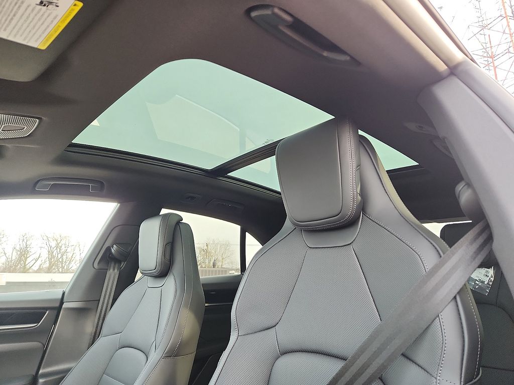 2026 Porsche Macan S - Photo 13