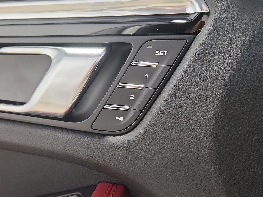 2026 Porsche Macan T - Photo 20