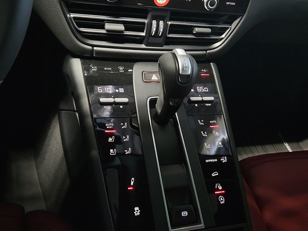 2026 Porsche Macan T - Photo 15
