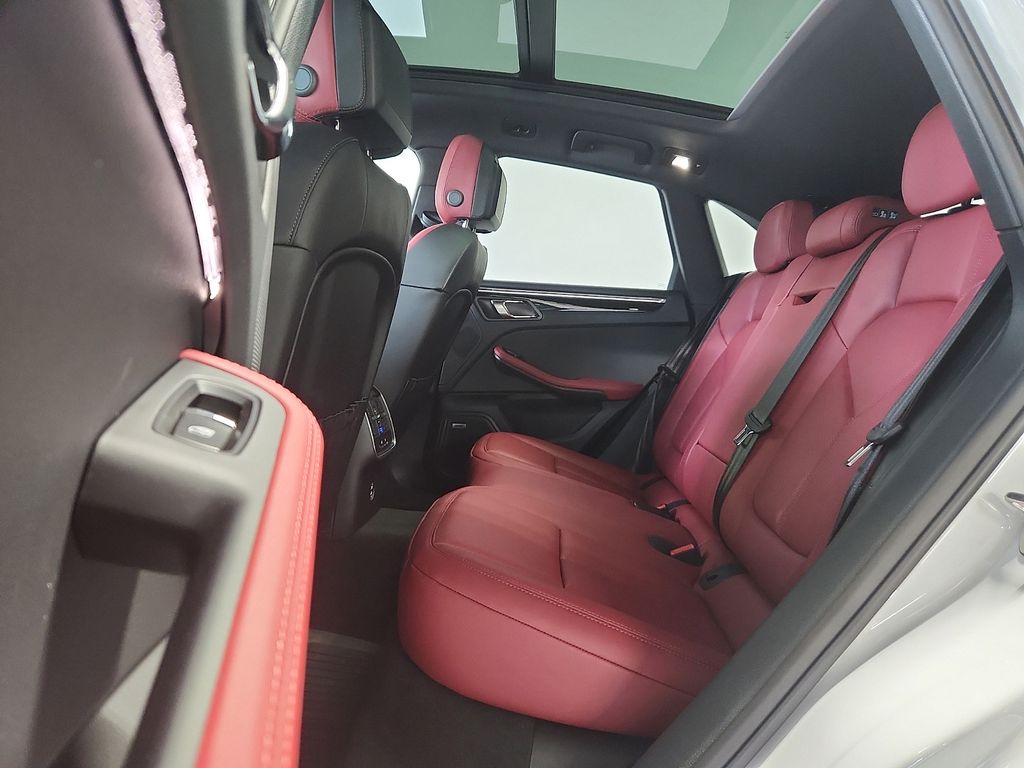 2026 Porsche Macan T - Photo 11