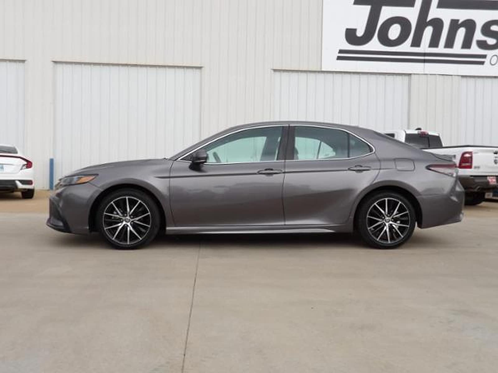 Used 2022 Toyota Camry SE with VIN 4T1G11AK2NU637419 for sale in Kingfisher, OK