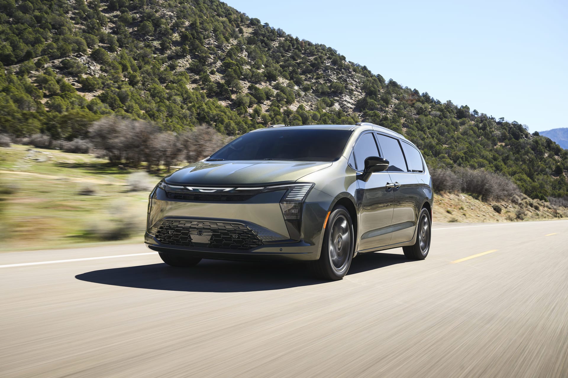 2027 Chrysler Pacifica and 2026 Chrysler Pacifica performance comparison