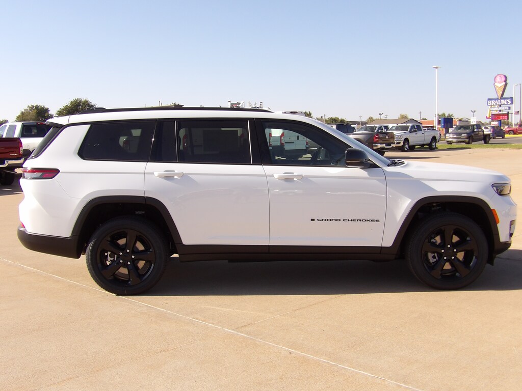 New 2025 Jeep Grand Cherokee STK S062 Johnsons of Kingfisher in