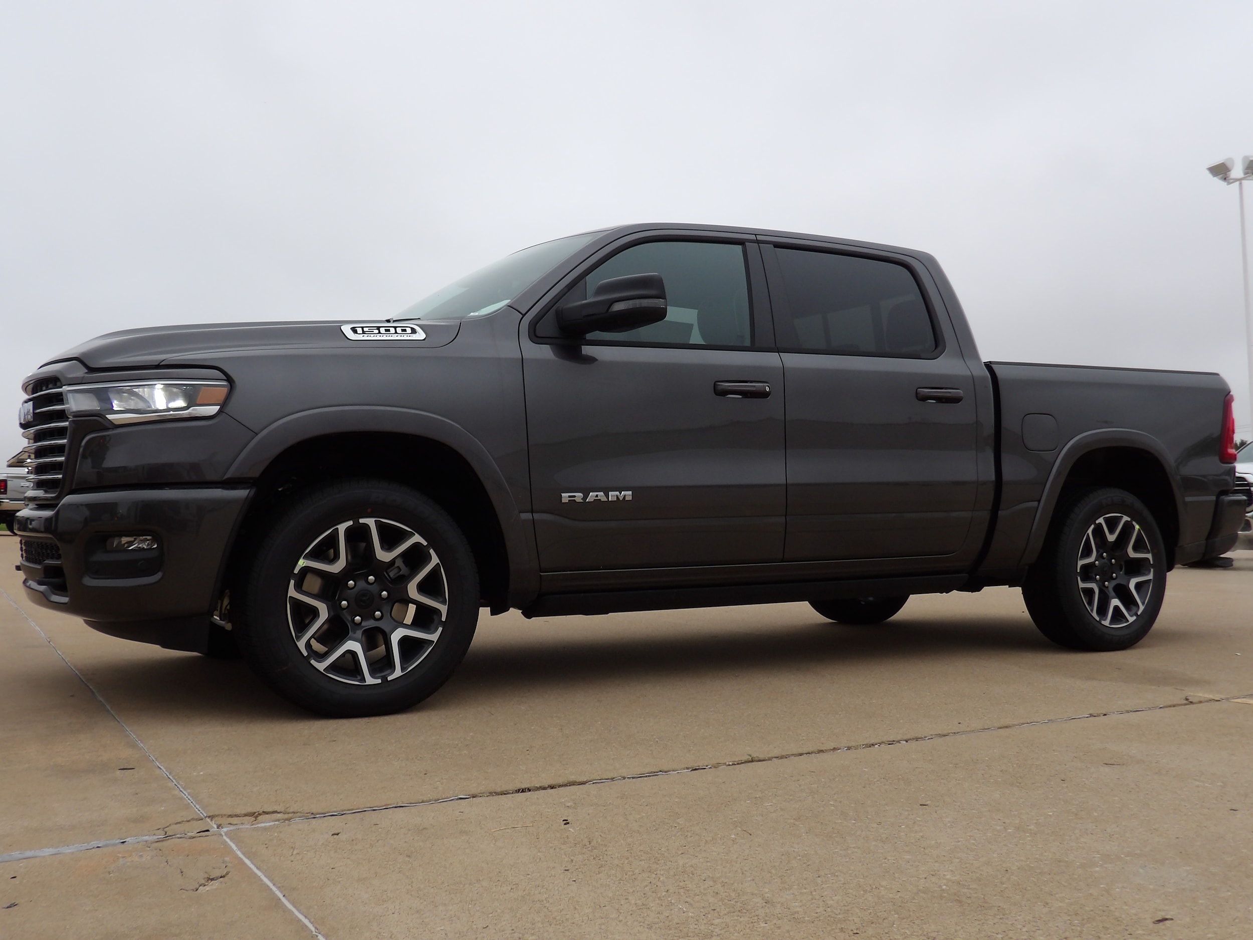2026 Ram 1500 LARAMIE CREW CAB 4X4 5'7 BOX