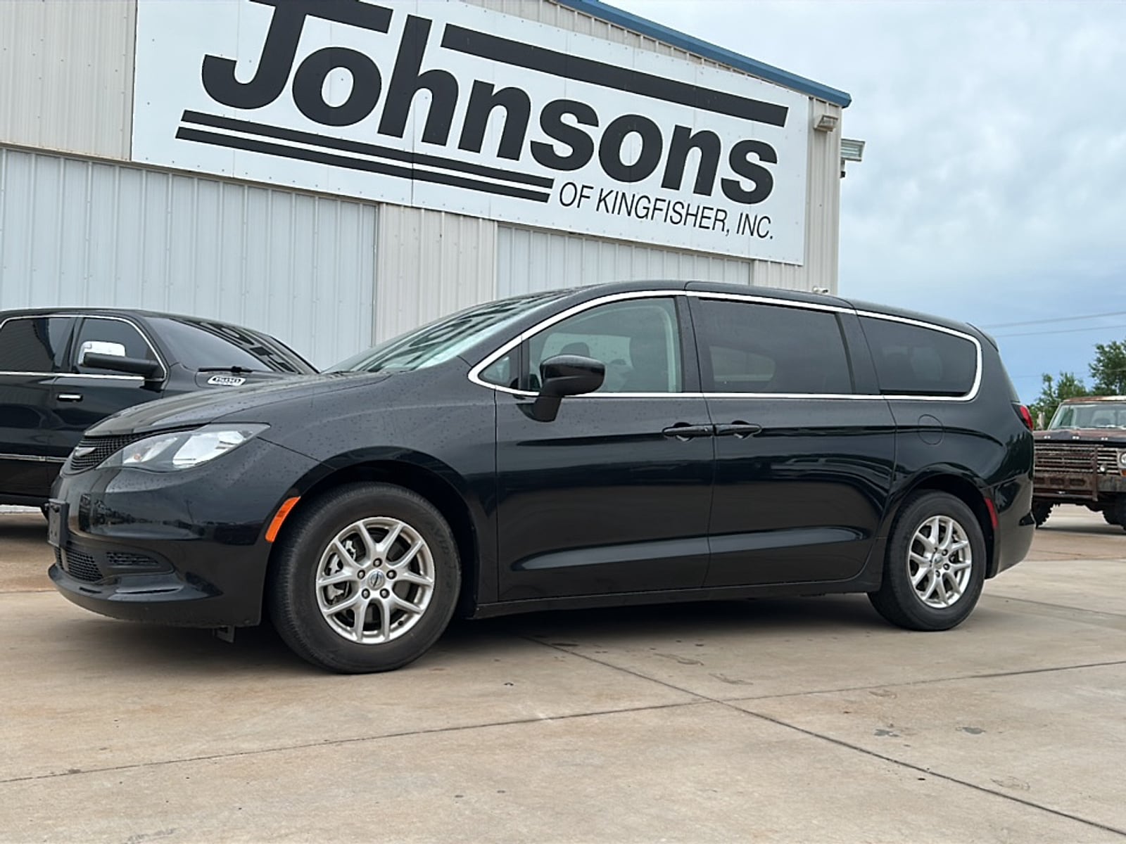 2023 Chrysler Voyager LX's photo