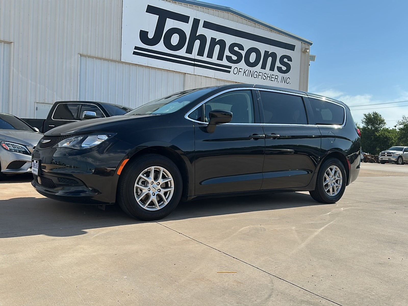 2023 Chrysler Voyager LX's photo