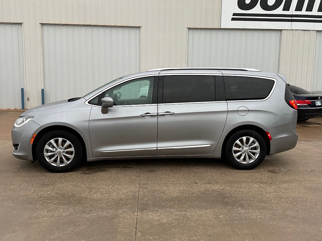 Used 2018 Chrysler Pacifica Touring L with VIN 2C4RC1BG4JR110636 for sale in Kingfisher, OK