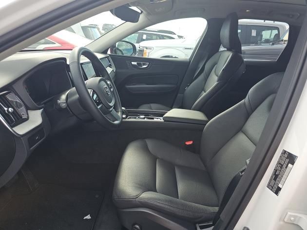 2025 Volvo XC60 B5 Plus photo 4
