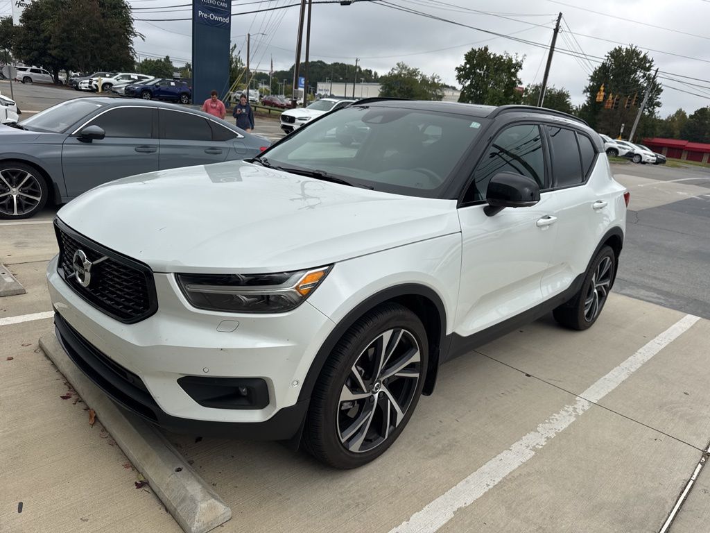 2021 Volvo XC40 T5 R-Design photo 2