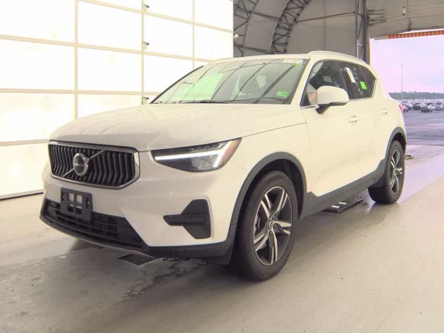 2025 Volvo XC40 Plus photo 3