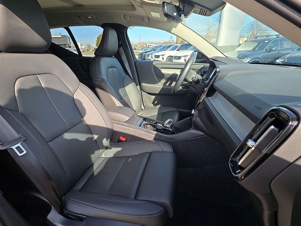 2026 Volvo XC40 Plus - Photo 18