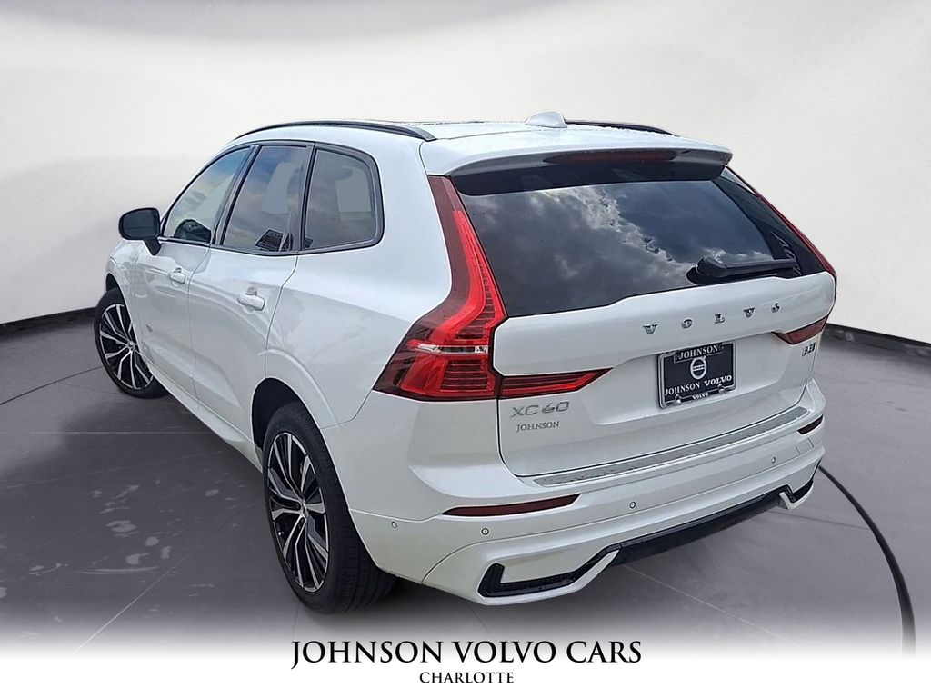 2025 Volvo XC60 B5 Plus photo 2
