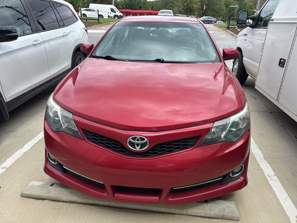 2014 Toyota Camry SE photo 2