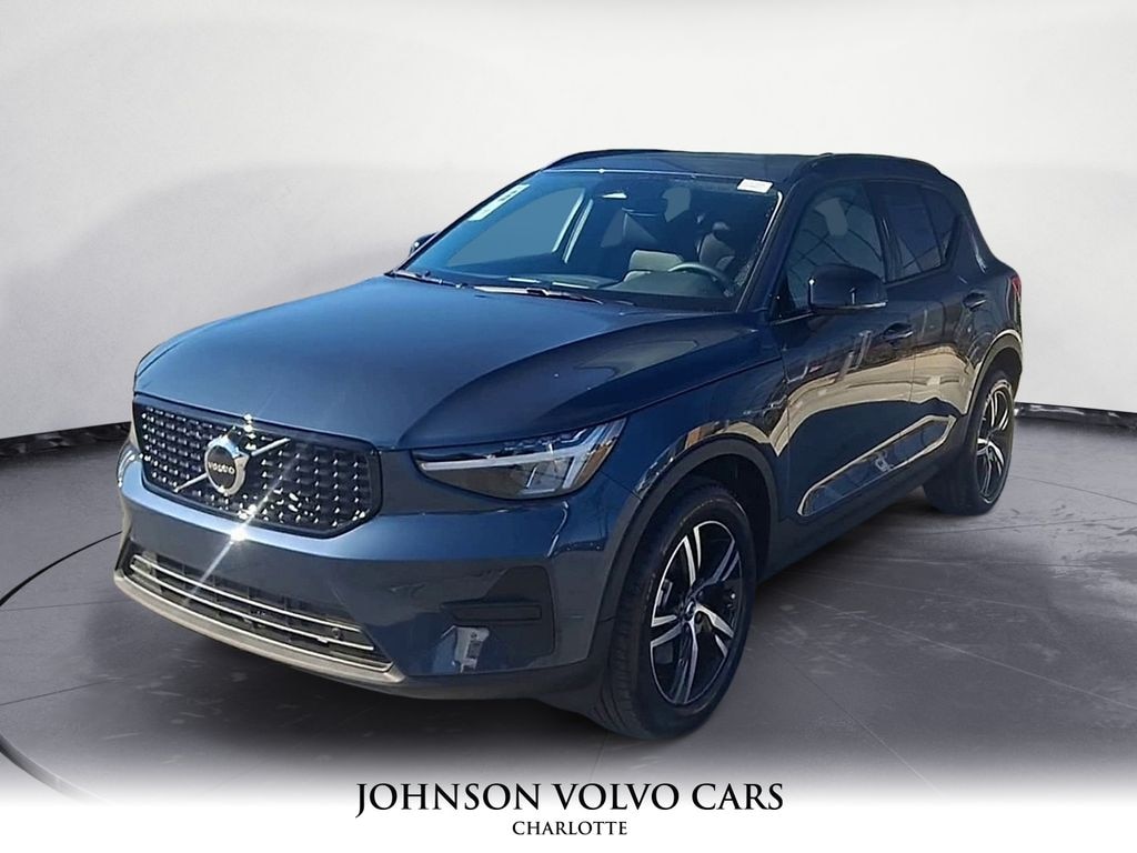 New 2026 Volvo XC40 B4 Core SUV