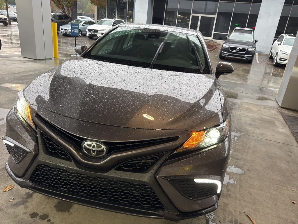 2022 Toyota Camry SE photo 2