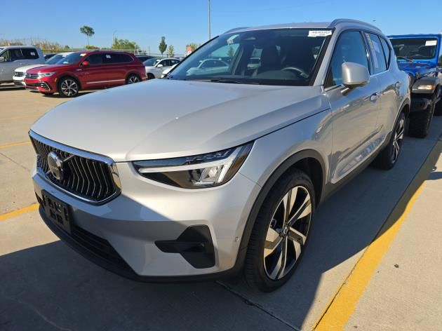2025 Volvo XC40 Plus photo 3
