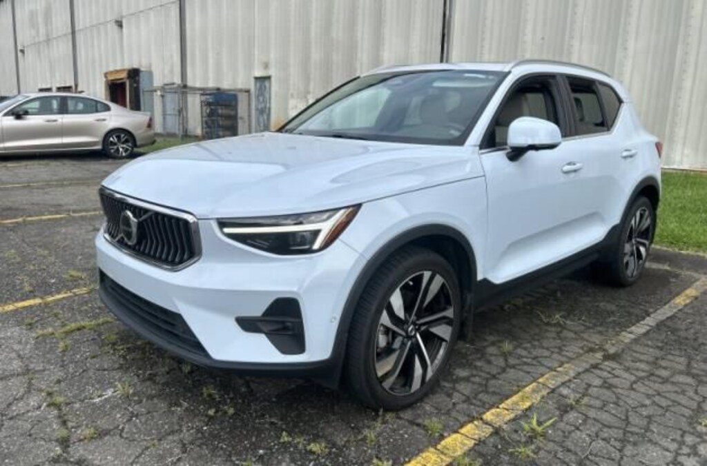 Used 2024 Volvo XC40 B5 Plus Bright SUV