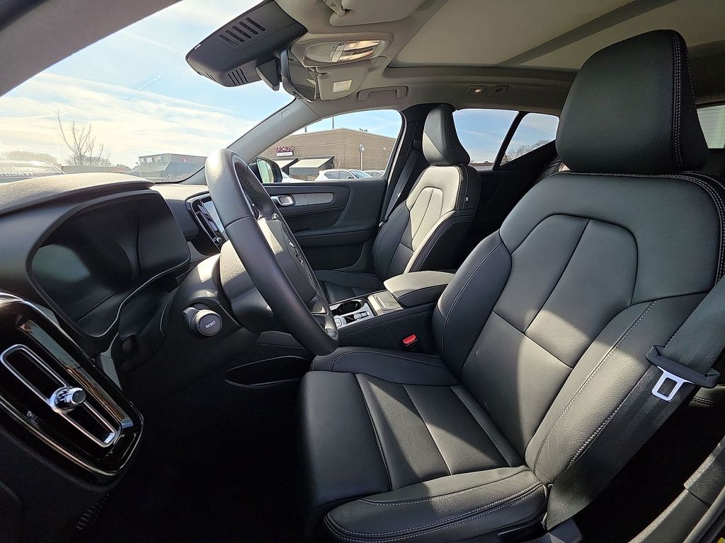 2026 Volvo XC40 Plus - Photo 23