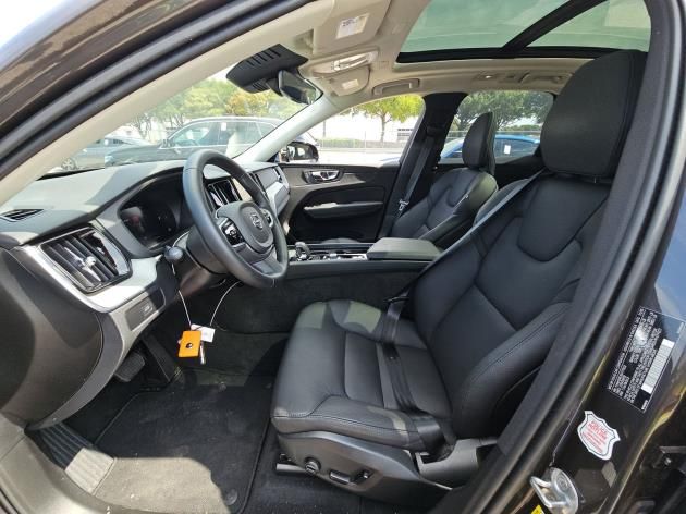 2025 Volvo XC60 B5 Plus photo 4