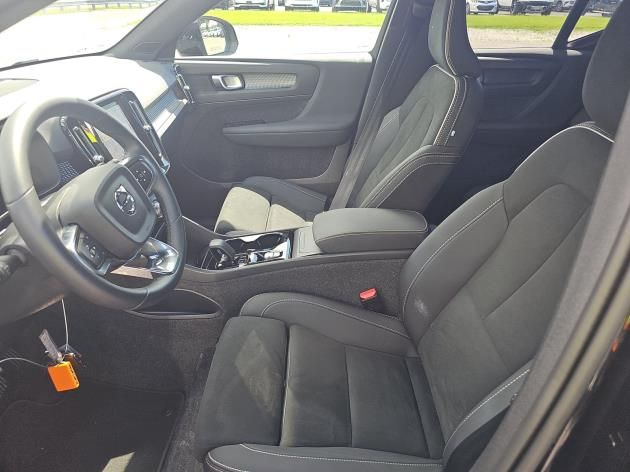2025 Volvo XC40 Plus photo 4