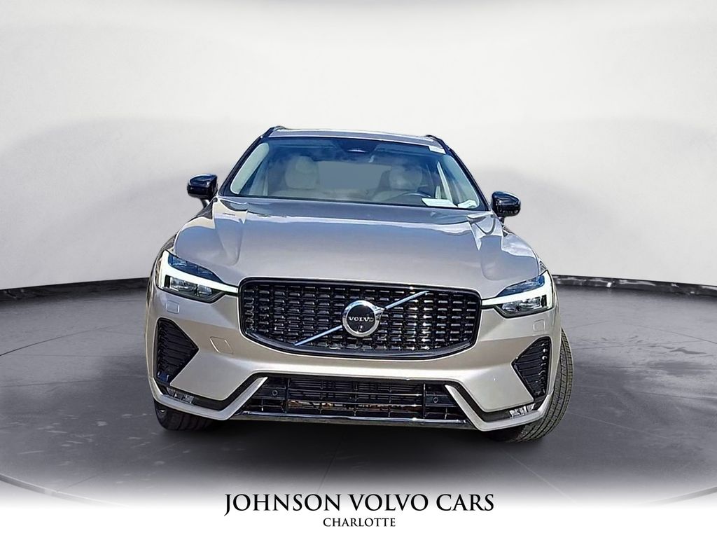2025 Volvo XC60 B5 Plus photo 3