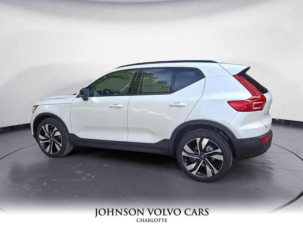 2026 Volvo XC40 photo 2