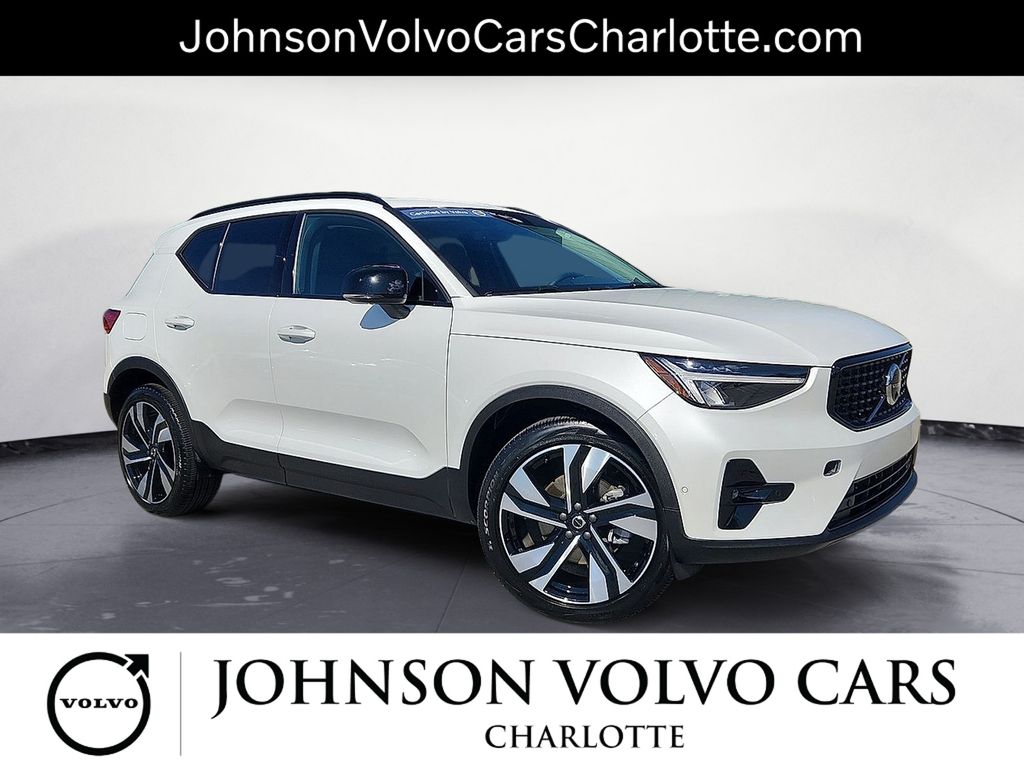2025 Volvo XC40 B5 Plus Dark Theme