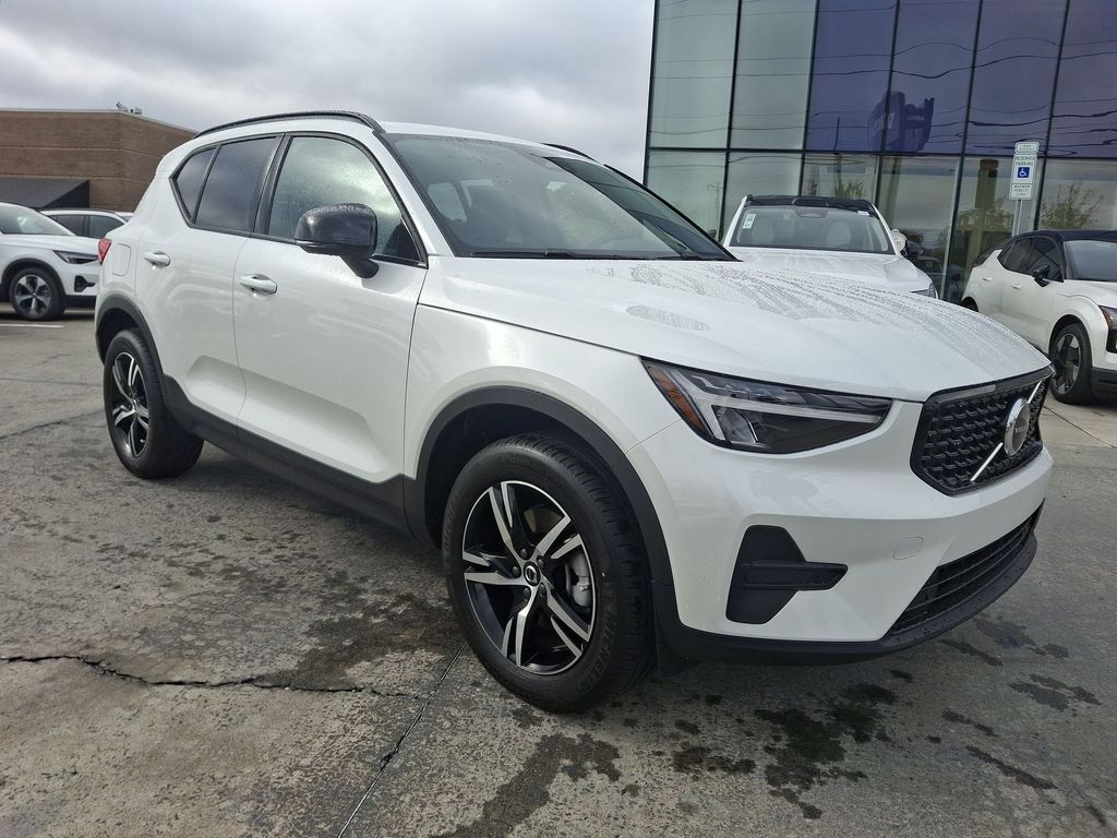 2026 Volvo XC40 Core's photo