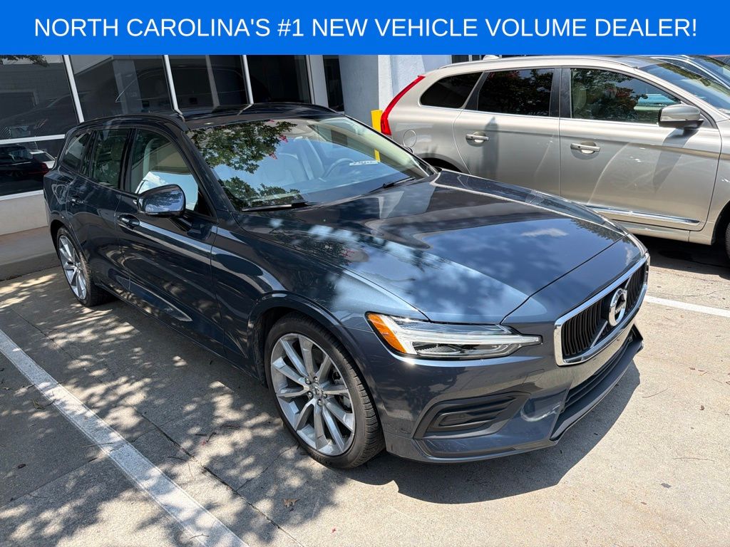 2020 Volvo V60 T5 Momentum's photo