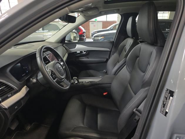 2025 Volvo XC90 B5 Core photo 4