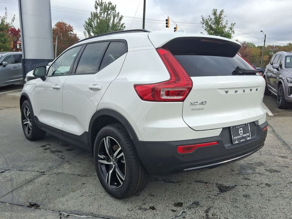 New 2026 Volvo XC40 B5 Core SUV