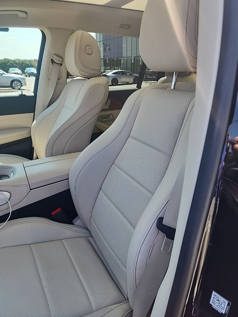 2023 Mercedes Benz GLS 450 4MATIC photo 4