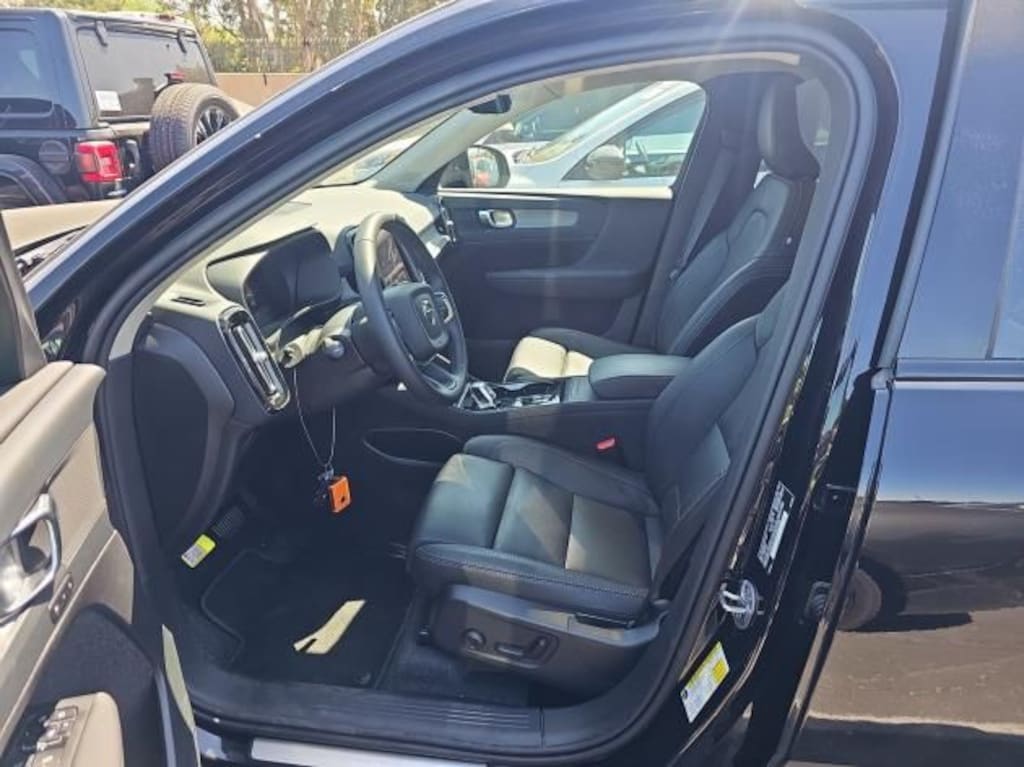 Certified 2025 Volvo XC40 B5 Plus Dark Theme SUV