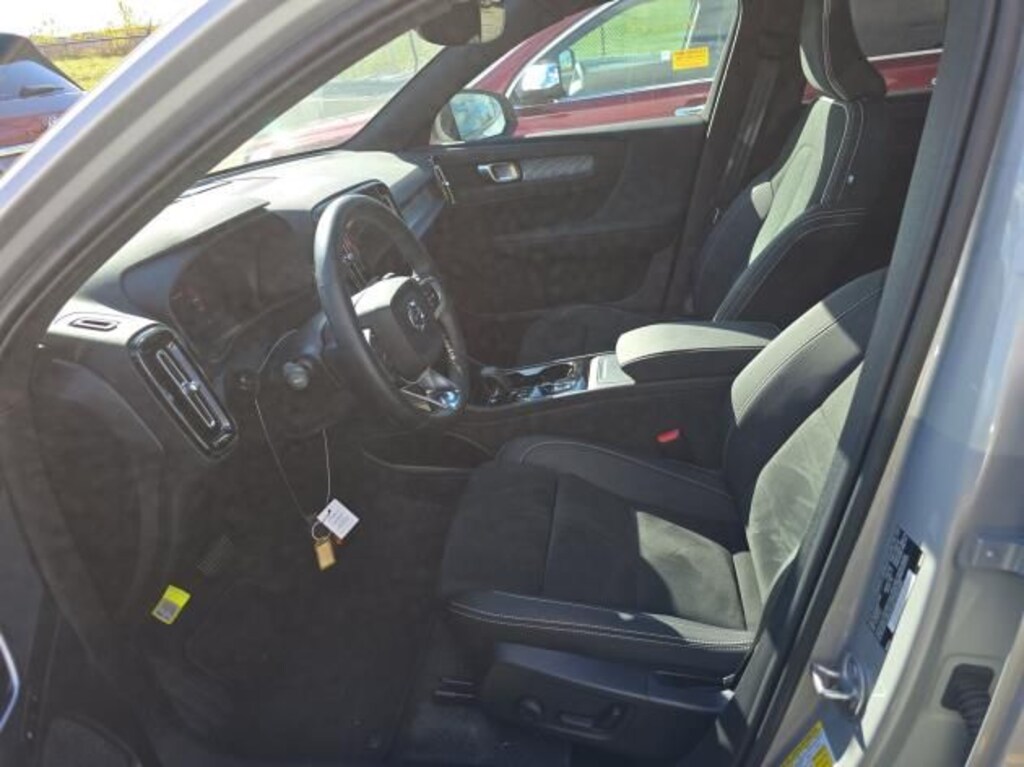 Certified 2025 Volvo XC40 B5 Plus Dark Theme SUV