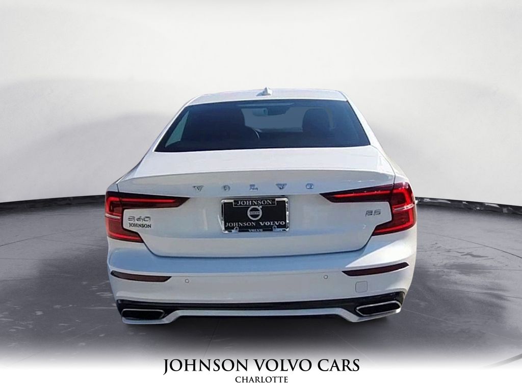 2022 Volvo S60 B5 Momentum photo 3