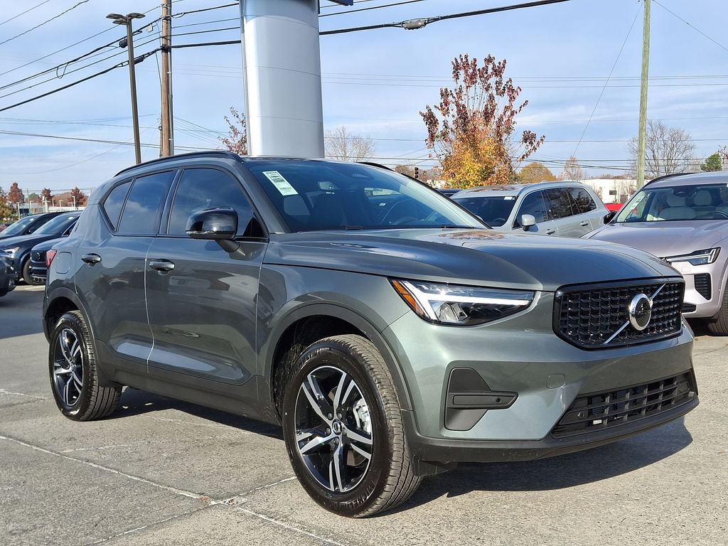 2026 Volvo XC40 Core's photo