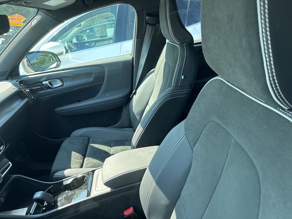 2023 Volvo XC40 Recharge Ultimate photo 4