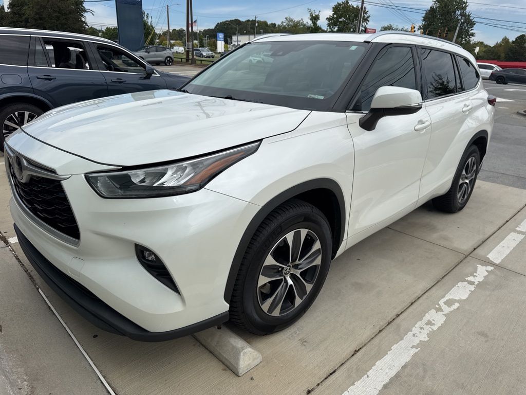 2020 Toyota Highlander XLE photo 3